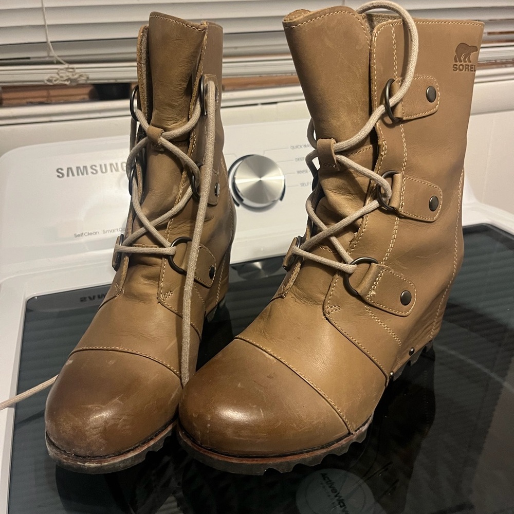 Sorel Women's Tan Lace Up Boots